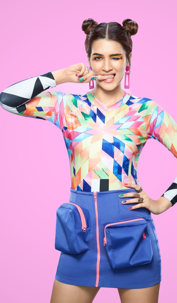 Яркая девушка индийская актриса на розовом фоне