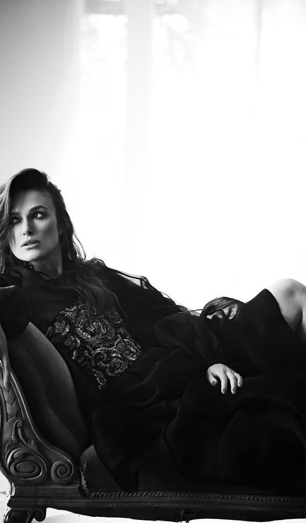 Британская актриса Кира Найтли лежит на диване