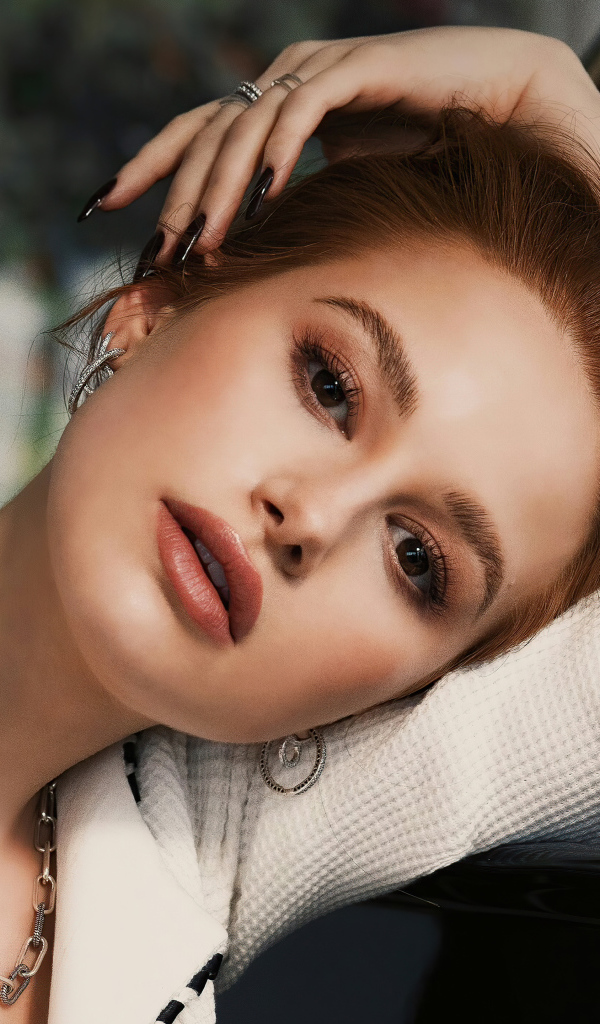 Кареглазая американская актриса Мэделин Петш в платье