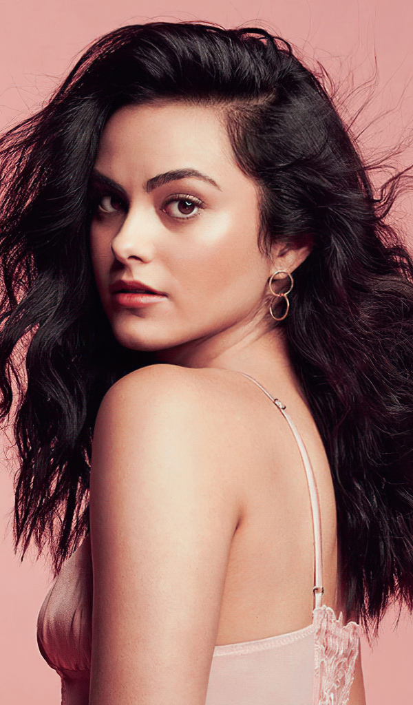 Брюнетка Камила Мендес на розовом фоне