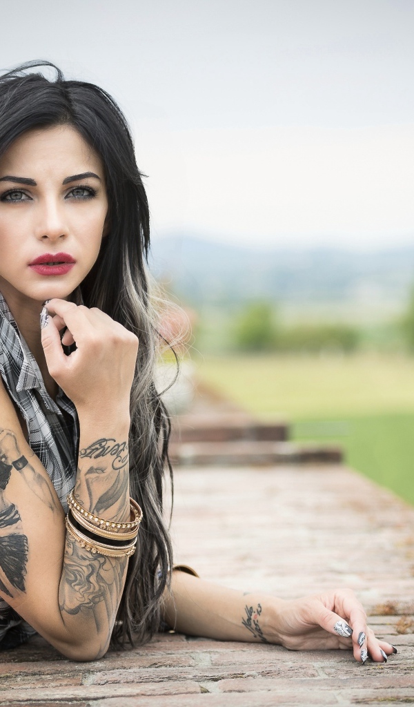 Девушка брюнетка с татуировкой кошки на плече 