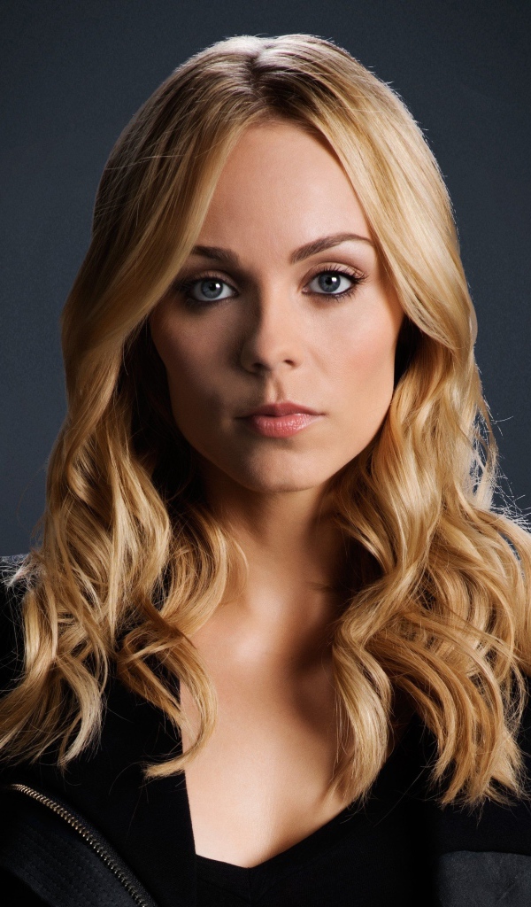 Канадская актриса Лора Вандервурт в черной куртке