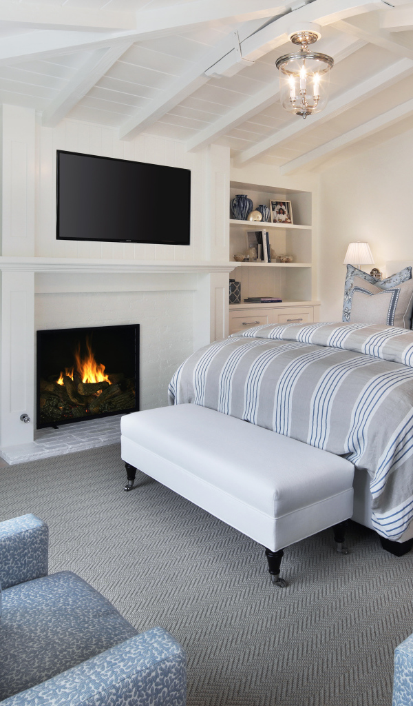 Уютная спальня с мебелью и камином