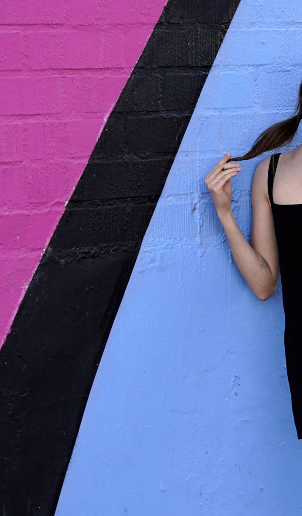 Милая девушка актриса Сиэра Браво у разноцветной стены