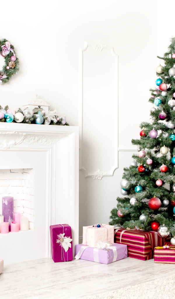 Наряженная ель с подарками в комнате с камином