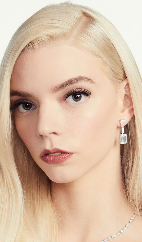 Нежная кареглазая блондинка, актриса Аня Тейлор-Джой на белом фоне