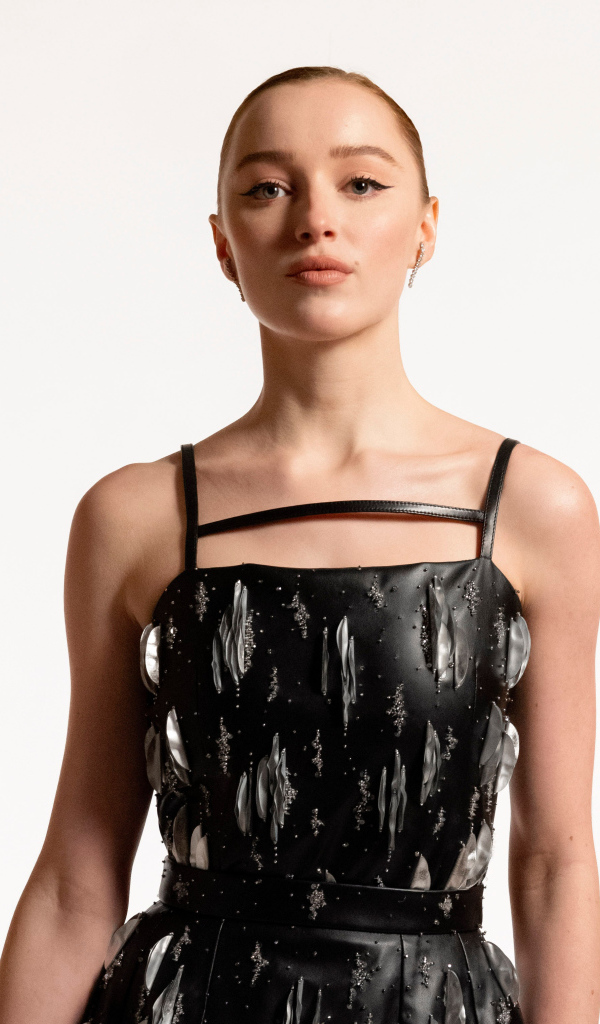 Английская актриса Фиби Дайневор в платье на белом фоне