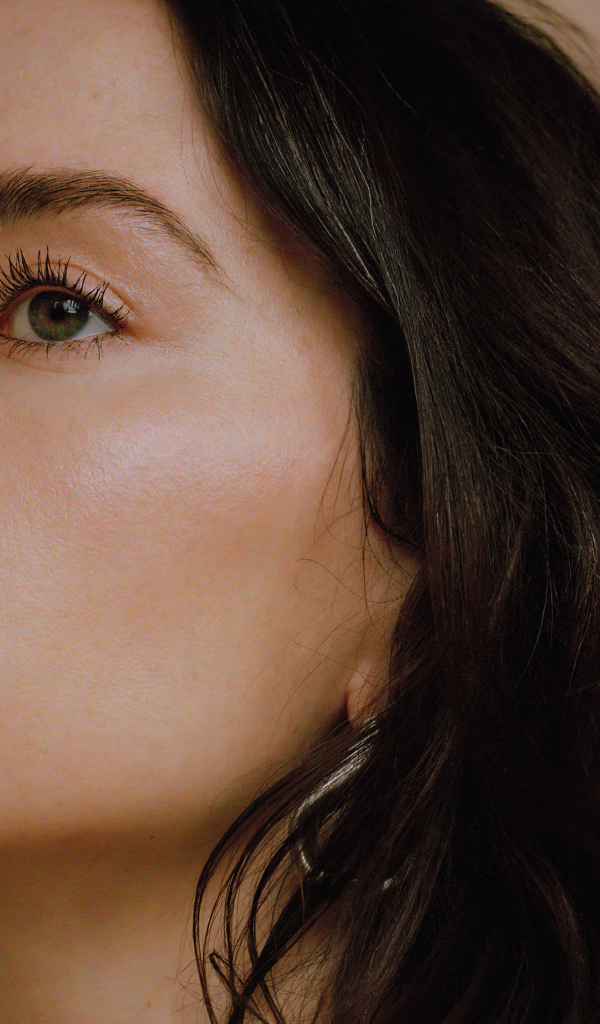 Лицо милой девушки, актрисы Дэйзи Ридли крупным планом