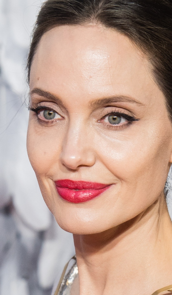 Лицо актрисы Анджелина Джоли крупным планом