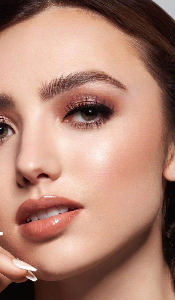 Лицо актрисы Пейтон Лист на сером фоне крупным планом