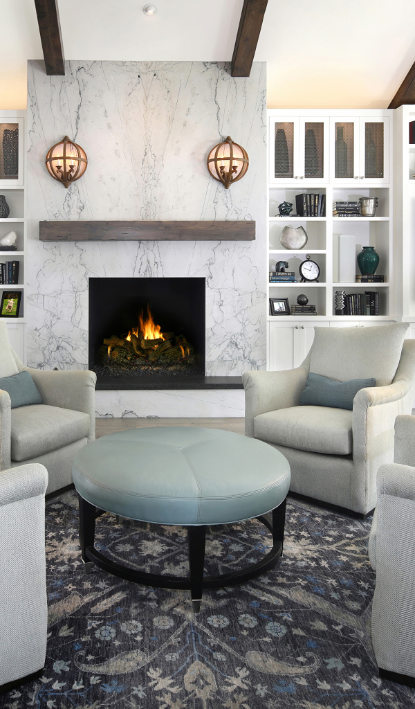 Четыре кресла стоят в гостиной комнате 