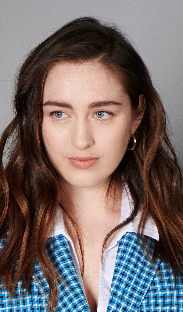 Девушка в костюме, актриса Даниэль Галлиган