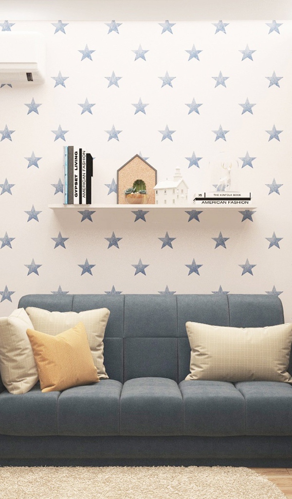 Серый диван с подушками в комнате 