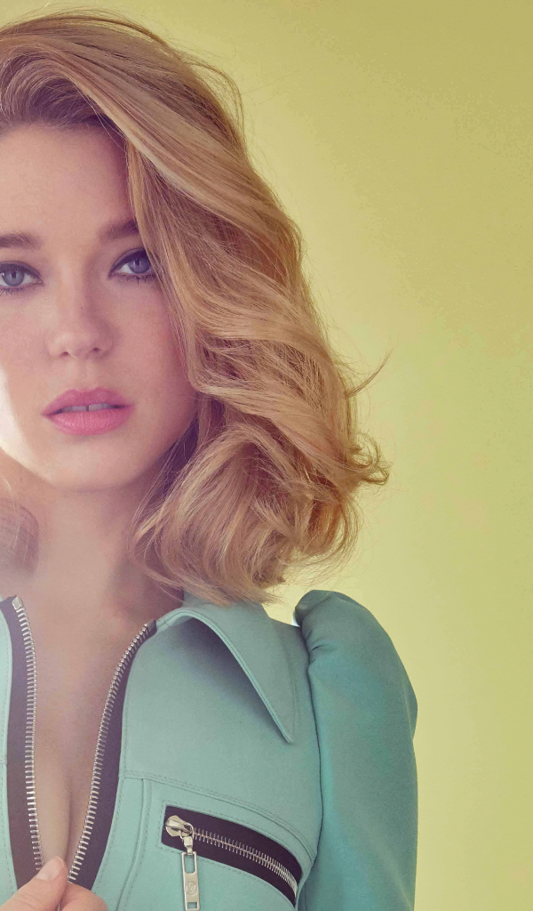 Горячая блондинка, актриса Леа Сейду