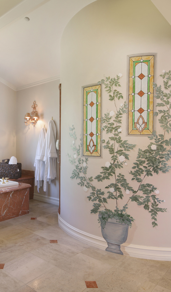 Большая красивая ванная комната с окном с витражами 