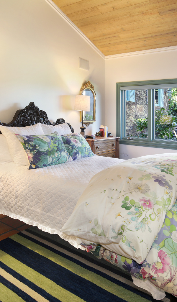 Большая резная деревянная кровать в спальне