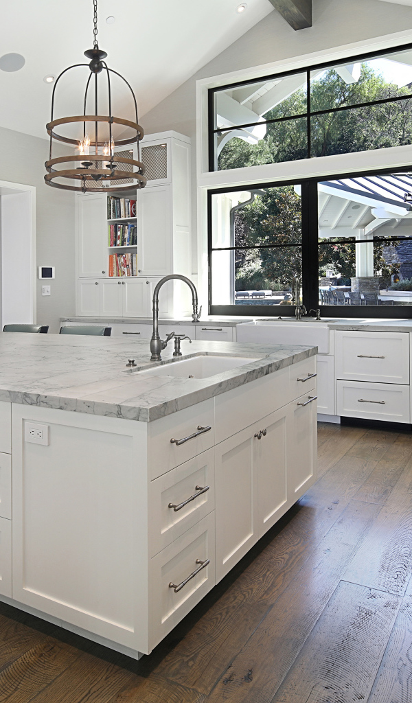 Большой гранитный стол в кухне с белой мебелью 