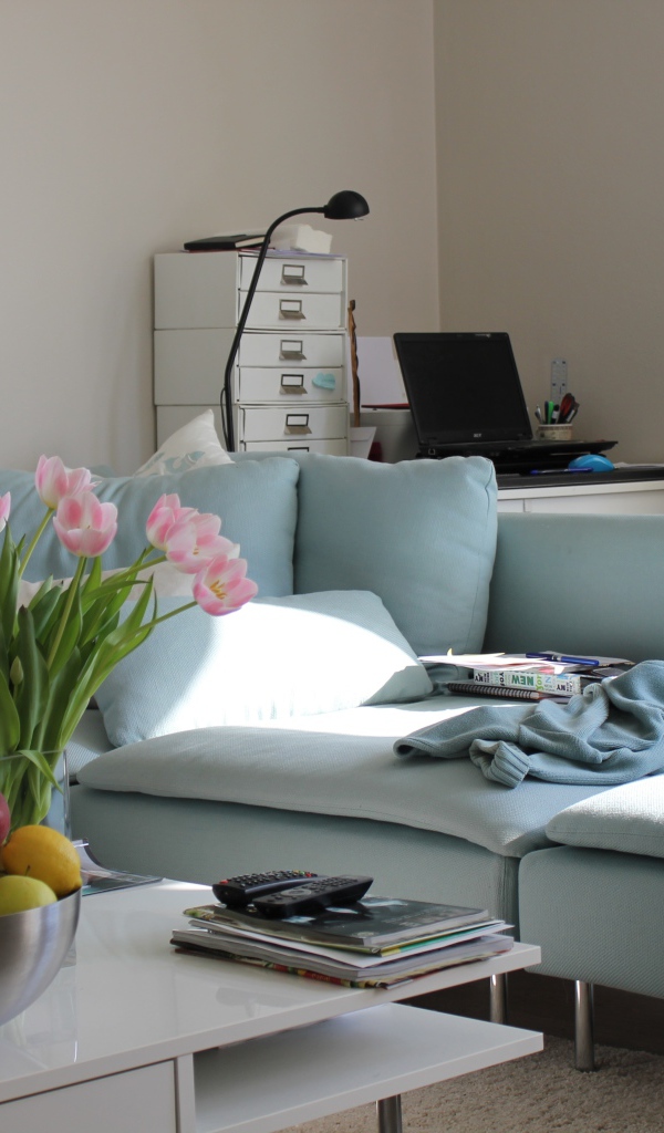 Большой серый диван в гостиной со столом 