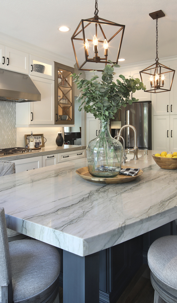 Большой серый стол на кухне 