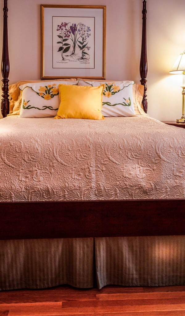 Большая высокая кровать в спальне 