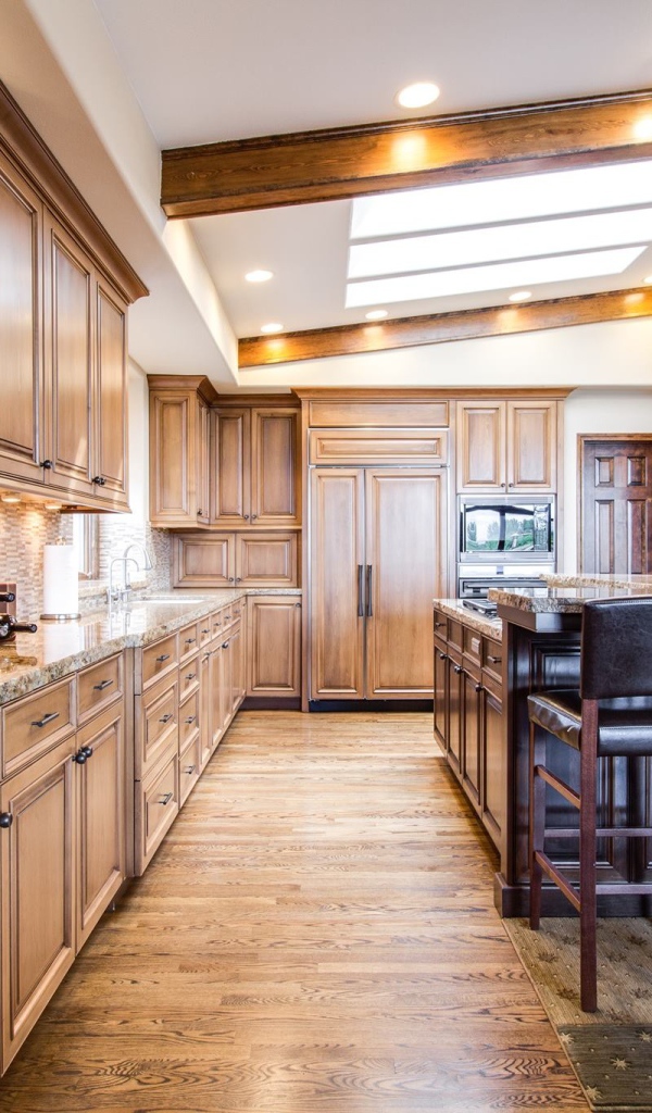 Большая кухня с деревянной мебелью в доме