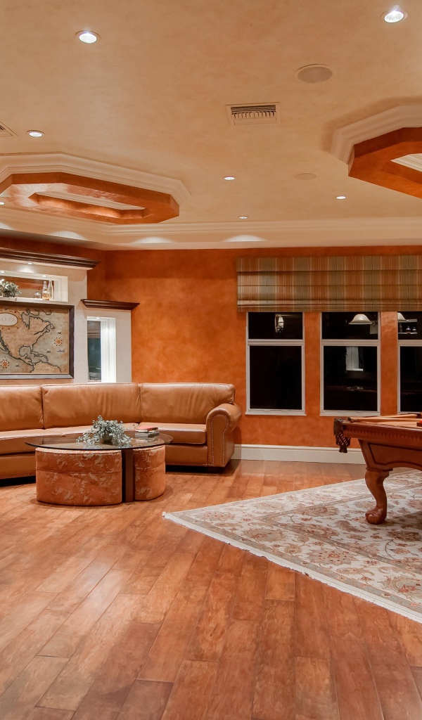 Большая гостиная комната с бильярдом 