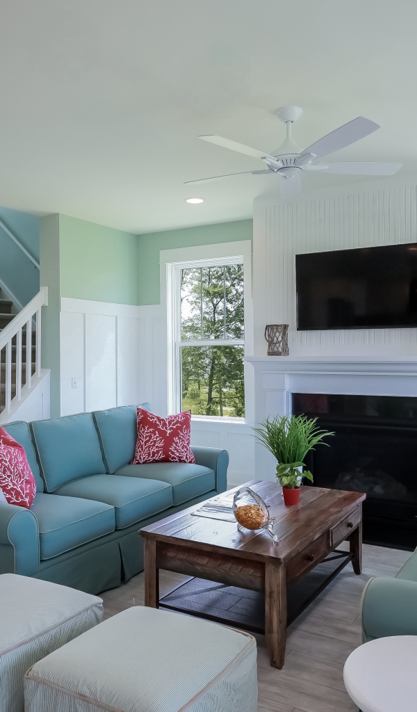 Большая гостиная комната с камином и лестницей на верх 