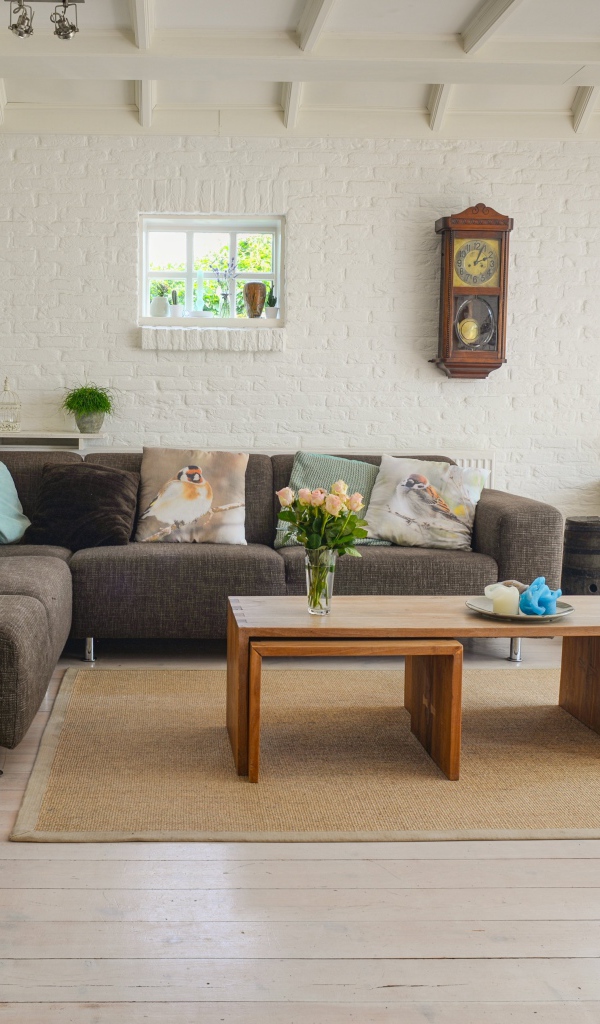 Большой диван в гостиной комнате с цветами