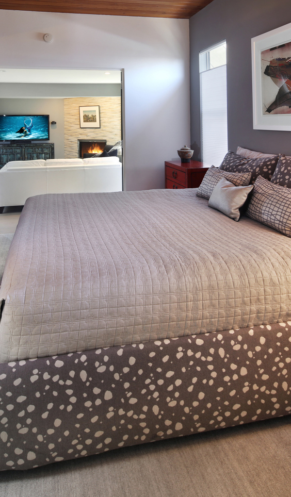 Большая мягкая кровать в спальне