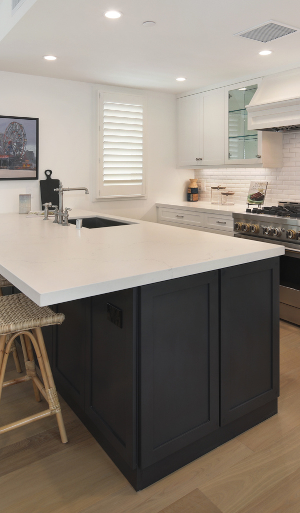 Большой стол со стульями в кухне с белой мебелью 