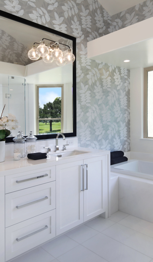 Большая белая ванная с большим окном 