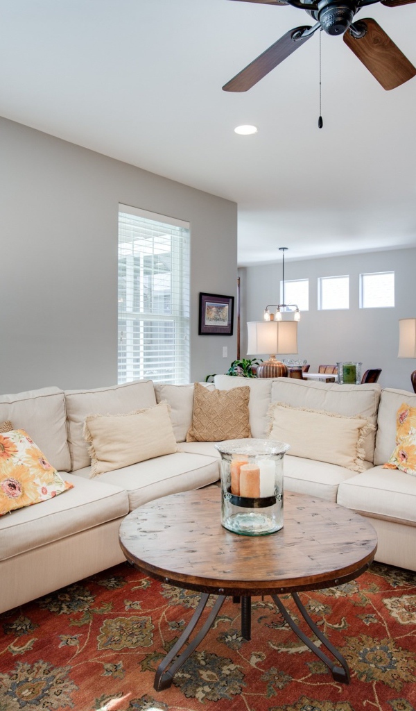 Большой белый диван в квартире студии