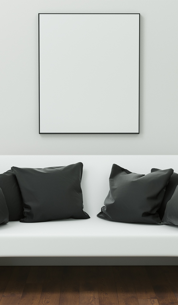 Большой белый диван с черными подушками в гостиной