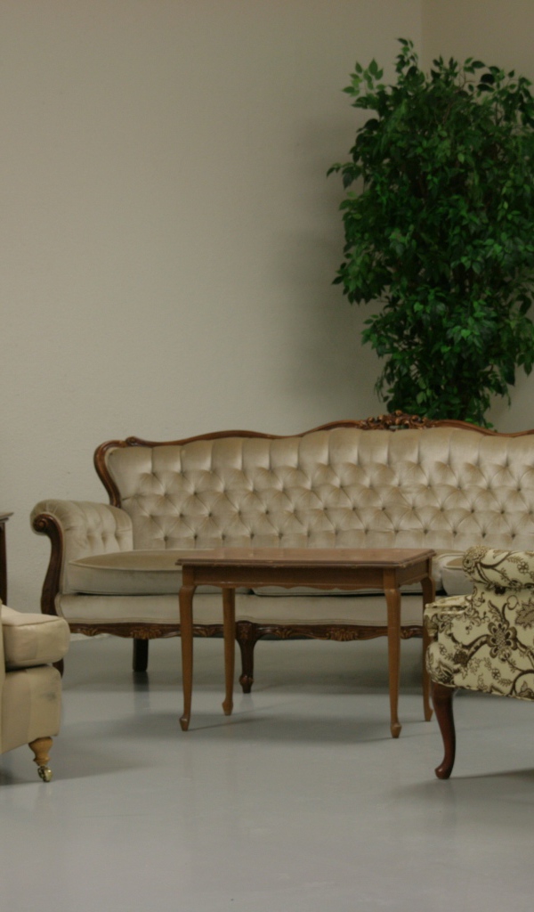 Кожаный диван и два кресла в гостиной 