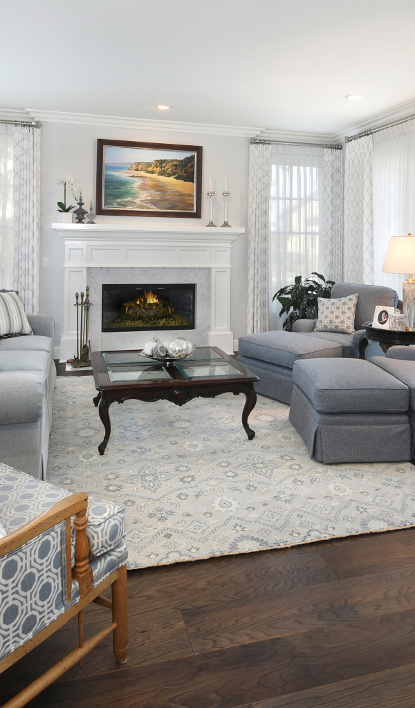Гостиная комната с серой мебелью и камином 
