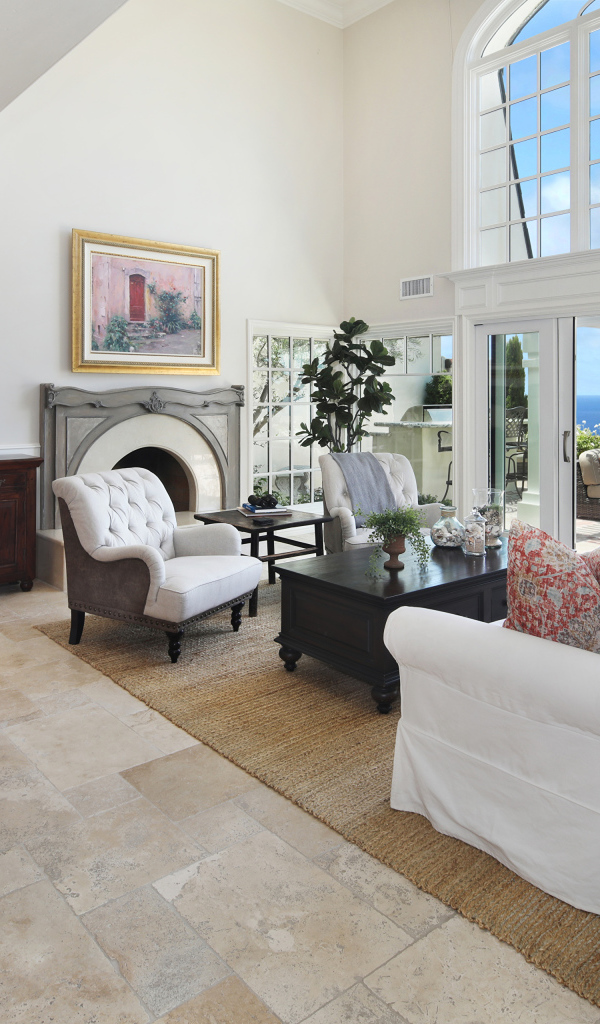 Гостиная комната с высоким потолком и большим окном