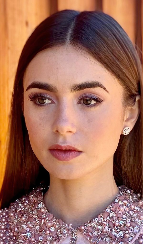 Длинноволосая кареглазая девушка Лили Коллинз