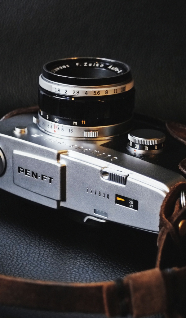 Старый фотоаппарат на черном фоне