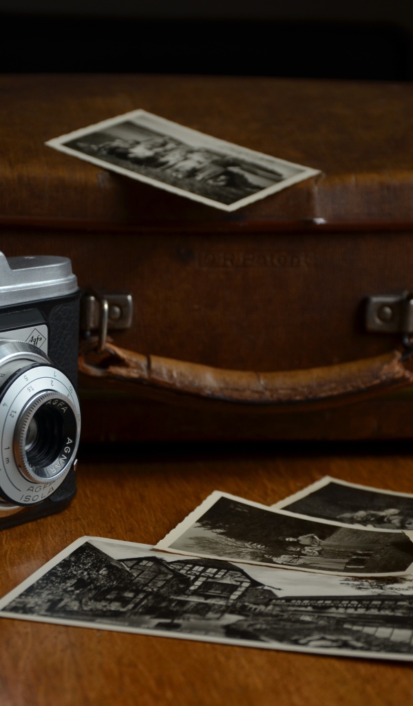 Старый фотоаппарат с чемоданом и фото 