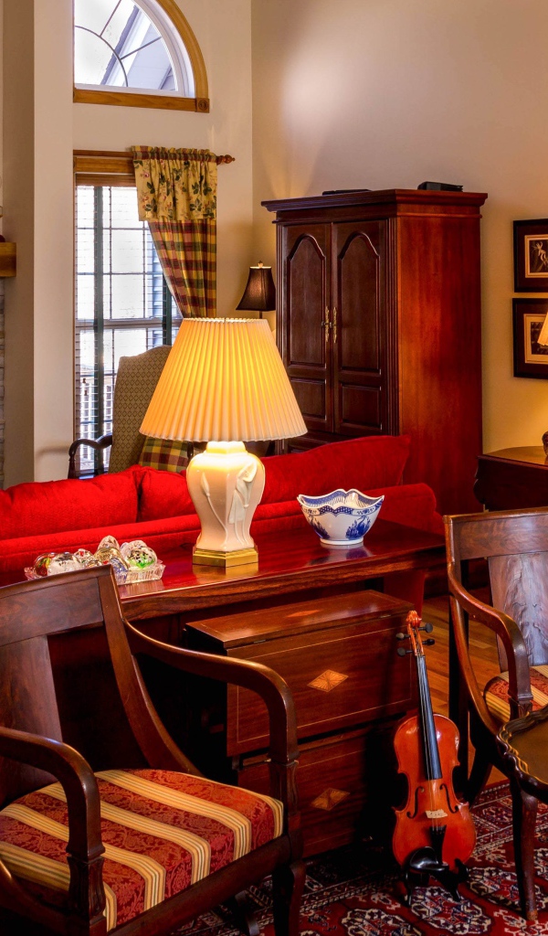 Старая мебель в комнате с камином