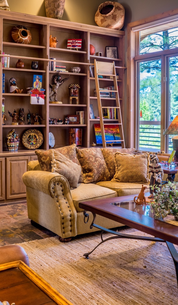 Старый дом с антиквариатом на шкафу