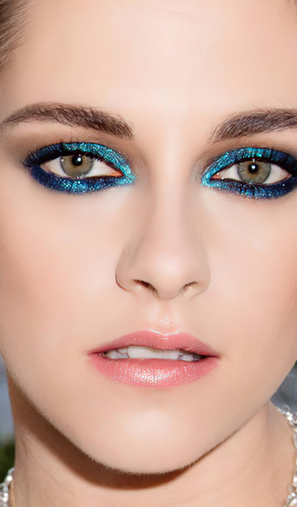 Популярная актриса Кристен Стюарт с накрашенными глазами