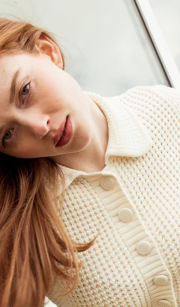 Рыжеволосая актриса Ларсен Томпсон в белом платье