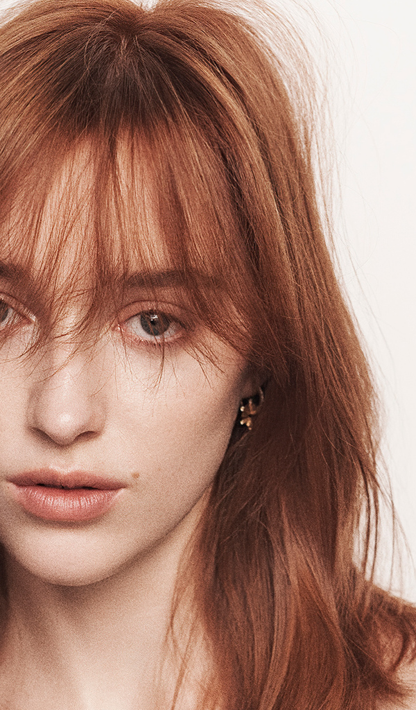 Рыжеволосая актриса Фиби Дайневор на белом фоне