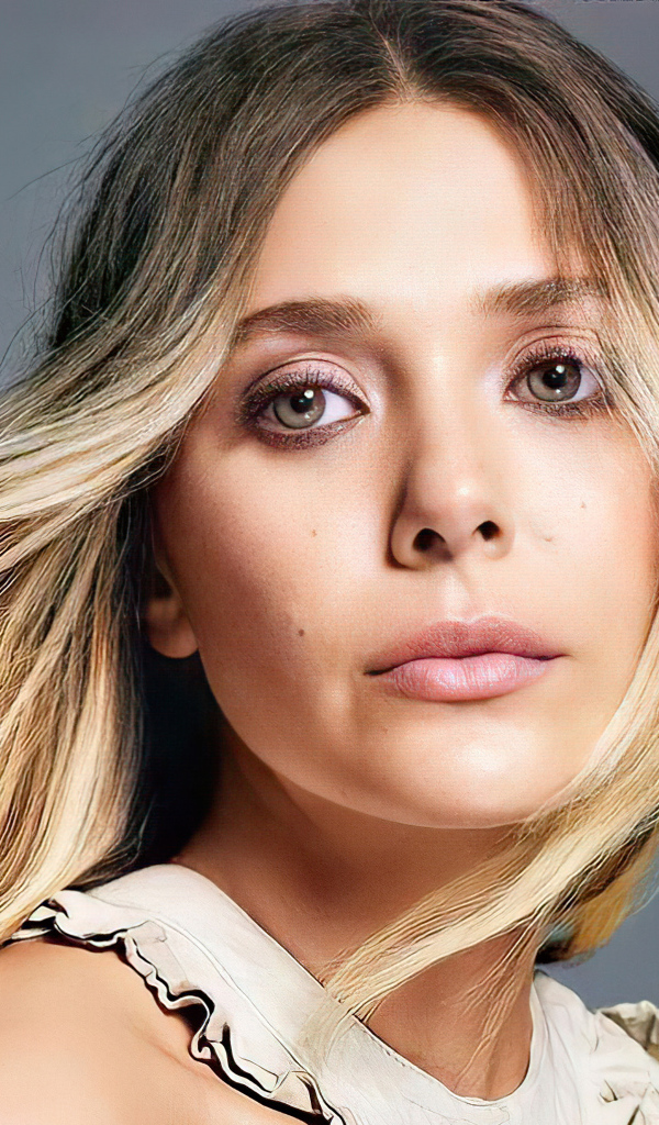 Грустная девушка, актриса Элизабет Олсен на сером фоне