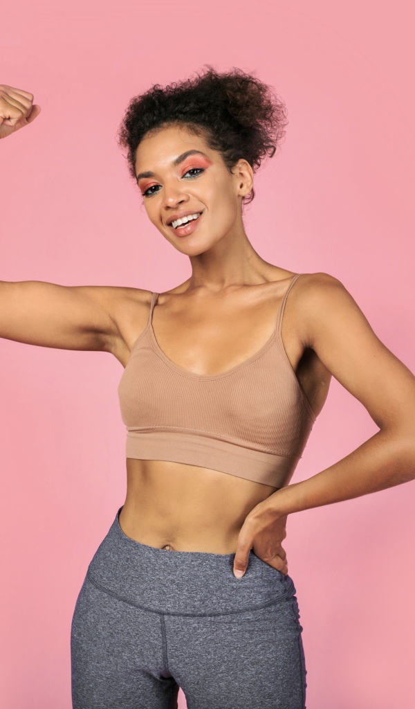 Спортивная девушка на розовом фоне