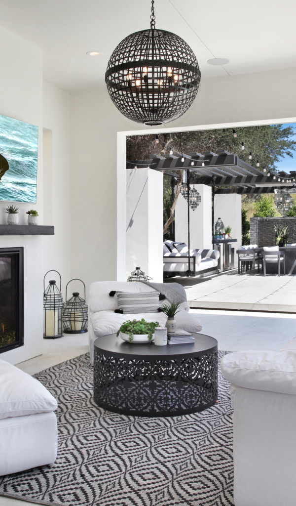 Стильный черно - белый интерьер в комнате с выходом на террасу 