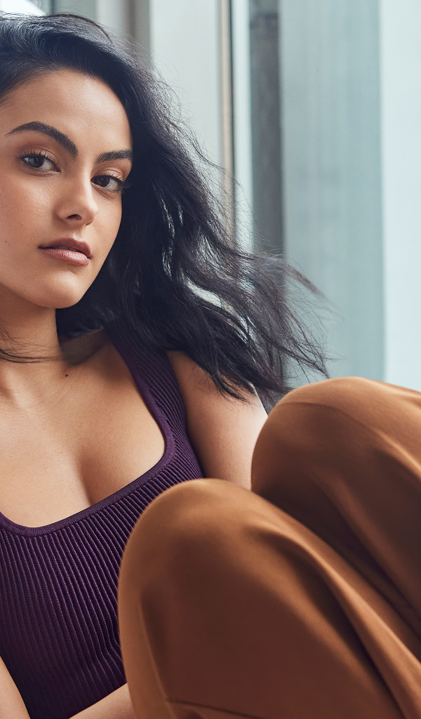 Стильная брюнетка Камила Мендес сидит на кресле