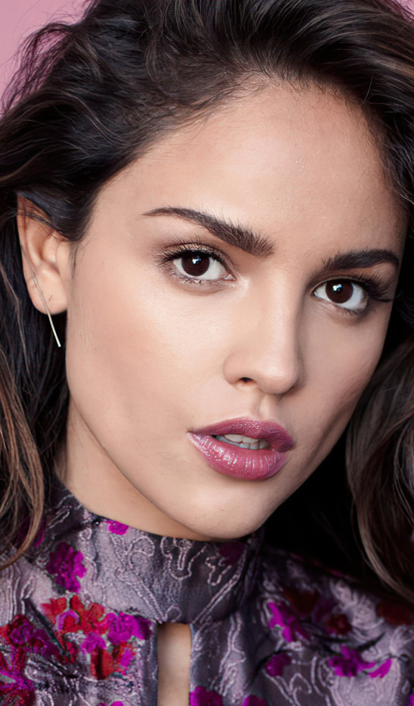 Стильная брюнетка Эйса Гонсалес на розовом фоне