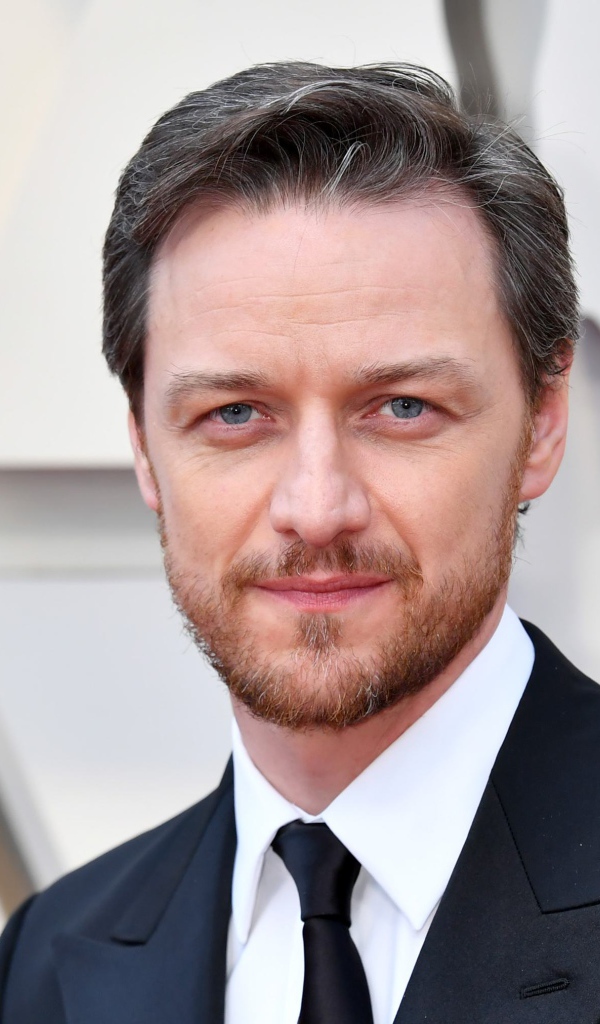 Стильный мужчина, актер Джеймс МакЭвой в костюме